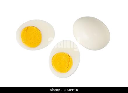 Hartgekochte Eier auf weißem Hintergrund, eine ganze und zwei Hälften zeigen Eigelb Stockfoto