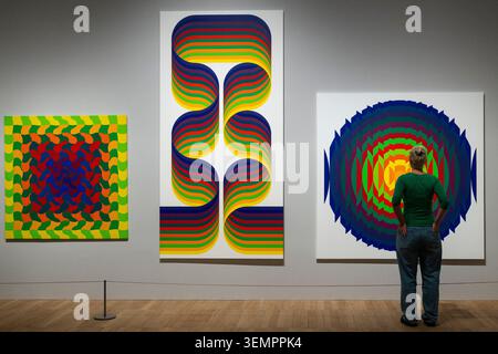 London, Großbritannien. 8. Juni 2026. (L bis R) ’Waves 176’, 2024’, Waves 139 Serie 47 n°8’, 1974 und ’Serie 14 - 14 permutiert’, 1970, 2020, bei einer Vorschau auf eine neue Ausstellung Light. Farbe. Aktion. Durch den verstorbenen Julio Le Parc, der am 30. Mai in Paris starb. Interaktive Installationen, Lichtskulpturen und großformatige geometrische Gemälde, die die Karriere des in Argentinien geborenen Künstlers von den späten 1950er bis in die 2020er Jahre abdecken, sind im Tate Modern vom 11. Juni 2026 bis 3. Mai 2027 zu sehen. Quelle: Stephen Chung / Alamy Live News Stockfoto