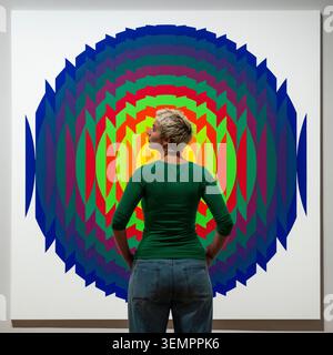 London, Großbritannien. 8. Juni 2026. ’Series 14 - 14 permuted’, 1970, 2020, bei einer Vorschau auf eine neue Ausstellung Light. Farbe. Aktion. Durch den verstorbenen Julio Le Parc, der am 30. Mai in Paris starb. Interaktive Installationen, Lichtskulpturen und großformatige geometrische Gemälde, die die Karriere des in Argentinien geborenen Künstlers von den späten 1950er bis in die 2020er Jahre abdecken, sind im Tate Modern vom 11. Juni 2026 bis 3. Mai 2027 zu sehen. Quelle: Stephen Chung / Alamy Live News Stockfoto