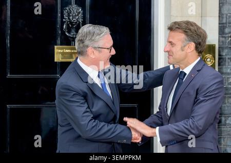 Kier Starmer begrüßt Emmanuel Macron (französischer Präsident) in der Downing Street vor einem Treffen zur Diskussion des Konflikts in der Ukraine am 7. Juni 2026. Auch bei Stockfoto