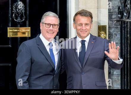 Kier Starmer begrüßt Emmanuel Macron (französischer Präsident) in der Downing Street vor einem Treffen zur Diskussion des Konflikts in der Ukraine am 7. Juni 2026. Auch bei Stockfoto