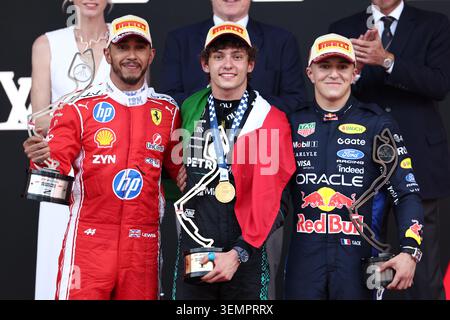 Rennsieger Andrea Kimi Antonelli aus Italien und Mercedes AMG Petronas F1 Team belegten den zweiten Platz Lewis Hamilton aus Großbritannien und Scuderia Ferrari den dritten Platz Isack Hadjar aus Frankreich und Oracle Red Bull Racing, Race, F1 Grand Prix von Monaco, am 07. Juni 2026 in Monte Carlo, Monaco. (Foto von Diogo Cardoso/DeFodi Bilder) Rennsieger Andrea Kimi Antonelli aus Italien und Mercedes AMG Petronas F1 Team belegten den zweiten Platz Lewis Hamilton aus Großbritannien und Scuderia Ferrari den dritten Platz Isack Hadjar aus Frankreich und Oracle Red Bull Racing , Race, F1 Grand Prix von Monaco, Circuit de Monaco am 7. Juni 2026 in Mo Stockfoto