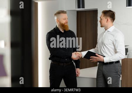 Geschäftspartner schütteln nach erfolgreicher Vereinbarung im Amt die Hand Stockfoto