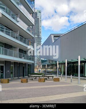 Innenhof eines modernen Wohngebäudes mit öffentlichen Tischtennisplatten Stockfoto