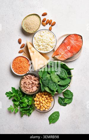 Kalziumhaltige Lebensmittel. Kalziumhaltige natürliche Produkte. Kalziumreiche Nahrungsmittel umfassen Sesam, Nüsse, Fisch, Milchprodukte, Bohnen, Spinat. Osteoporo Stockfoto