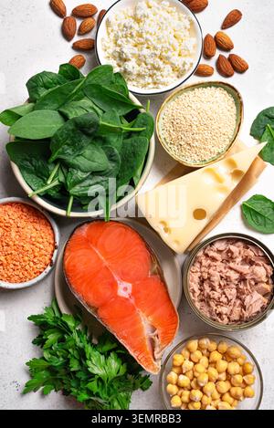 Kalziumhaltige Lebensmittel. Kalziumhaltige natürliche Produkte. Kalziumreiche Nahrungsmittel umfassen Sesam, Nüsse, Fisch, Milchprodukte, Bohnen, Spinat. Osteoporo Stockfoto