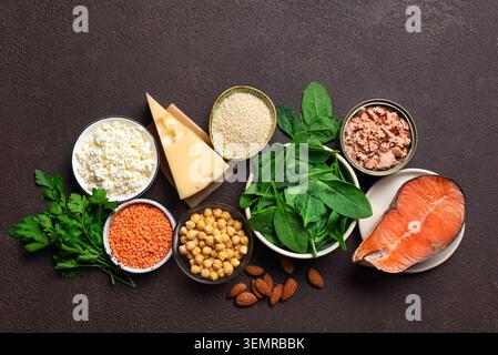 Kalziumhaltige Lebensmittel. Kalziumhaltige natürliche Produkte. Kalziumreiche Nahrungsmittel umfassen Sesam, Nüsse, Fisch, Milchprodukte, Bohnen, Spinat. Osteoporo Stockfoto