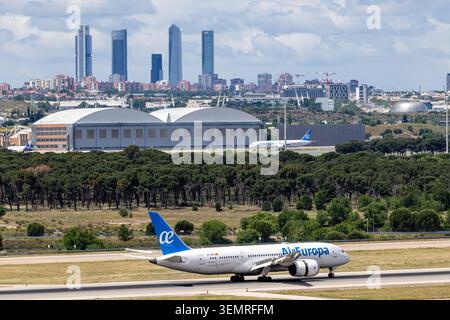 Madrid, Spanien - 15. Mai 2026: Ein Flugzeug der Air Europa startete vom Flughafen Adolfo Suarez Madrid Barajas in Madrid. Stockfoto