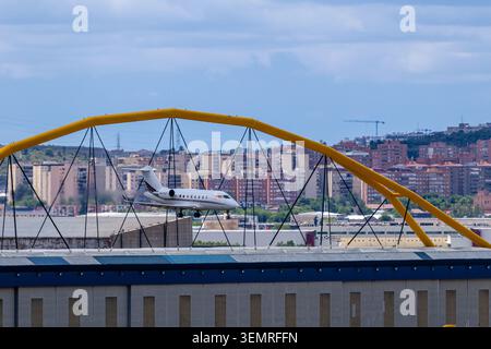 Madrid, Spanien - 15. Mai 2026: Ein Privatflugzeug startet vom Flughafen Adolfo Suarez Madrid Barajas in Madrid, Spanien. Stockfoto
