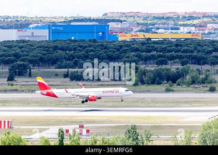 Madrid, Spanien - 15. Mai 2026: Ein Iberia-Flugzeug startet vom Flughafen Adolfo Suarez Madrid Barajas in Madrid, Spanien. Stockfoto