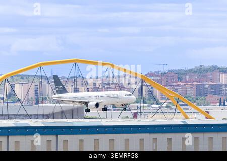 Madrid, Spanien - 15. Mai 2026: Ein Flugzeug von Nesma Airlines, das vom Flughafen Adolfo Suarez Madrid Barajas in Madrid startet. Stockfoto