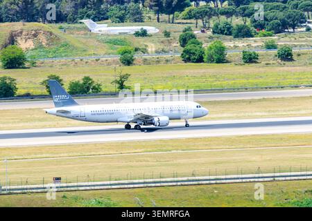 Madrid, Spanien - 15. Mai 2026: Ein Flugzeug von Nesma Airlines, das vom Flughafen Adolfo Suarez Madrid Barajas in Madrid startet. Stockfoto