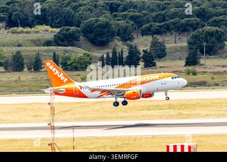 Madrid, Spanien - 15. Mai 2026: Ein Flugzeug der Easyjet Airlines startet vom Flughafen Adolfo Suarez Madrid Barajas in Madrid. Stockfoto