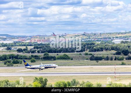 Madrid, Spanien - 15. Mai 2026: Ein Flugzeug der amerikanischen Fluggesellschaft startet vom Flughafen Adolfo Suarez Madrid Barajas in Madrid. Stockfoto