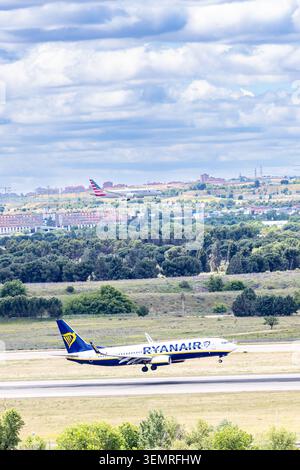 Madrid, Spanien - 15. Mai 2026: Ein Flugzeug der amerikanischen Fluggesellschaft startet vom Flughafen Adolfo Suarez Madrid Barajas in Madrid. Stockfoto