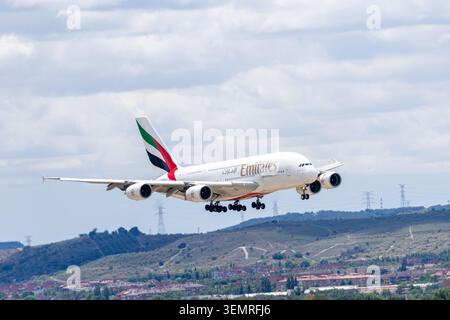 Madrid, Spanien - 15. Mai 2026: Ein Flugzeug der Emirates Airlines startet vom Flughafen Adolfo Suarez Madrid Barajas in Madrid, Spanien. Stockfoto