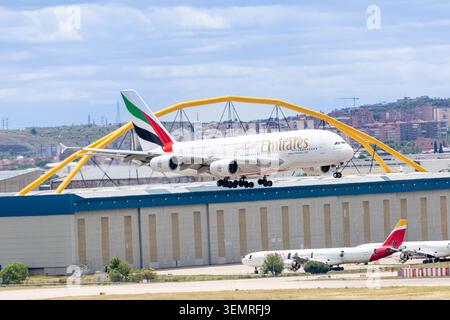 Madrid, Spanien - 15. Mai 2026: Ein Flugzeug der Emirates Airlines startet vom Flughafen Adolfo Suarez Madrid Barajas in Madrid, Spanien. Stockfoto