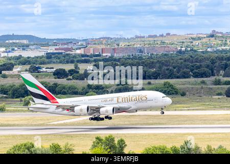 Madrid, Spanien - 15. Mai 2026: Ein Flugzeug der Emirates Airlines startet vom Flughafen Adolfo Suarez Madrid Barajas in Madrid, Spanien. Stockfoto