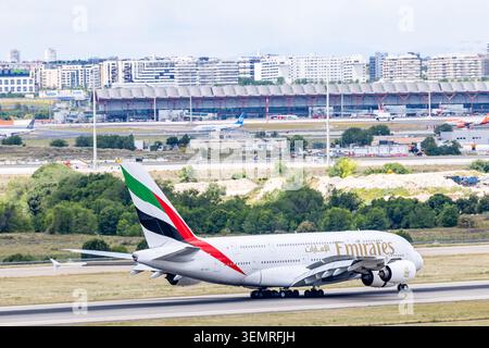Madrid, Spanien - 15. Mai 2026: Ein Flugzeug der Emirates Airlines startet vom Flughafen Adolfo Suarez Madrid Barajas in Madrid, Spanien. Stockfoto