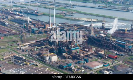 Luftaufnahme des Industriewerks Tata Steel mit Hochöfen, Schornsteinen und Windturbinen entlang des Kanals in Velsen-Noord, Noord-Holland, N Stockfoto