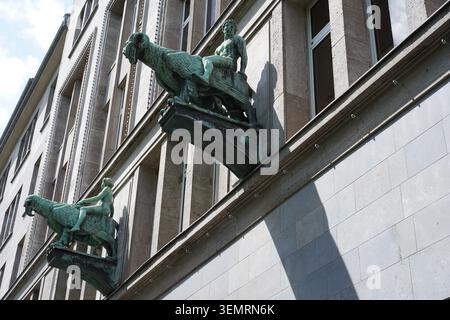 Berlin, Deutschland - 8. Juni 2026: Historische Jugendstil-Bronzeskulpturen von Figuren, die auf mythischen Kreaturen auf der Fassade des Kaufhauses KaDeWe reiten. Stockfoto