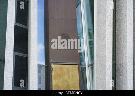 Berlin, Deutschland - 8. Juni 2026: Wappen und Eingangszeichen der Botschaft von Mexiko (Embajada de México) an einer modernen Firmenfassade. Stockfoto