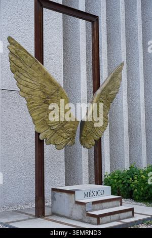 Berlin – 8. Juni 2026: Bronzeskulptur der Flügel Mexikos (Alas de México) von Jorge Marín vor dem Gebäude der mexikanischen Botschaft. Stockfoto