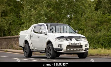 Stony Stratford, Bucks, UK - 7. Juni 2026: 2011 weiße Mitsubishi LD200 Pick-up-Lkw-Wagen auf einer britischen Straße Stockfoto