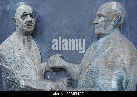 Berlin, Deutschland - 8. Juni 2026: Bronze-Relief-Nahaufnahme von Charles de Gaulle und Konrad Adenauer beim Elysee-Vertragsdenkmal. Stockfoto