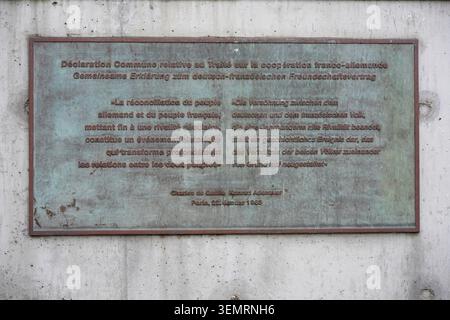 Berlin - 8. Juni 2026: Zweisprachige Bronzetafel mit einem Auszug aus der Gemeinsamen Erklärung am Elysee-Vertragsdenkmal. Stockfoto