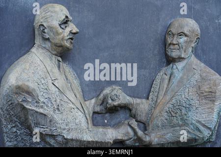 Berlin, Deutschland - 8. Juni 2026: Nahaufnahme des Bronzereliefs mit Charles de Gaulle und Konrad Adenauer am Elysee-Vertragsdenkmal. Stockfoto