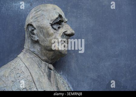 Berlin, Deutschland - 8. Juni 2026: Bronze-Relief-Nahaufnahme des französischen Präsidenten Charles de Gaulle am Elysee-Vertragsdenkmal. Stockfoto