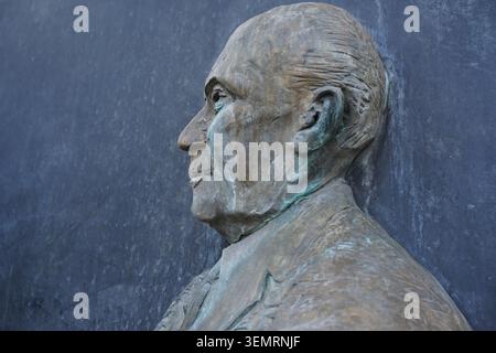 Berlin, Deutschland - 8. Juni 2026: Bronze-Relief-Nahaufnahme von Bundeskanzler Konrad Adenauer am Elyseer-Vertragsdenkmal. Stockfoto