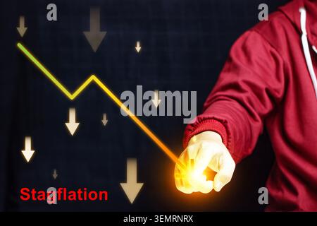 Stagflation und wirtschaftliche Rezession mit fallendem Pfeildiagramm. Dies steht für wirtschaftliche Stagflation, Finanzkrise und Marktcrash. Hochwertige Fotos Stockfoto