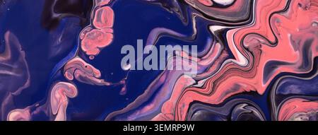 Abstrakter Acrylguss flüssiger Kunsthintergrund in Dunkelblau und Korallentönen mit Marmorstruktur und welligem Muster. Stockfoto