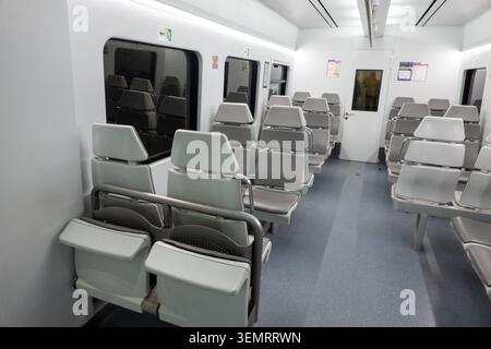 Leerer Innenraum eines modernen öffentlichen Nahverkehrszuges, der eine komfortable Fahrt ermöglicht Stockfoto