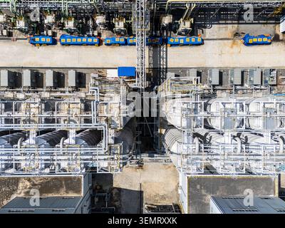 Von oben nach unten geöffnete Drohne mit Blick auf die moderne Anlage für Industriechemikalien. Ein Hochwinkelfoto, der von einer Drohne aufgenommen wurde, die direkt nach unten blickt Stockfoto