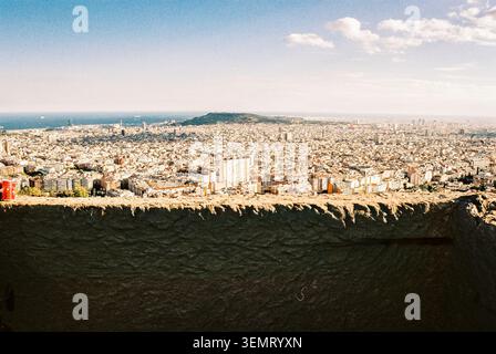 Barcelona, Spanien - 13. Mai 2019. 35-mm-Filmfoto mit Panoramablick auf Barcelonas Stadtlandschaft, die Mittelmeerküste und Montjuic s Stockfoto