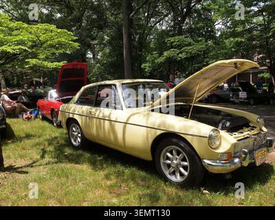 Gelber 1967 MGB/GT mit Motorhaube auf einer New Jersey All British Car Show. Stockfoto