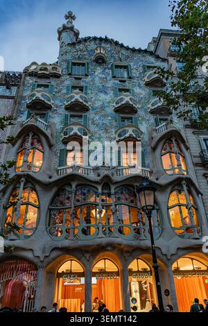 Barcelona, Spanien - 19. Oktober 2025: Beleuchtete Außenfassade der Casa Batllo in der Abenddämmerung Stockfoto