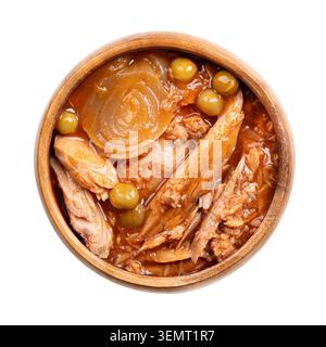 Thunfischstückchen in pikanter Soße mit Gemüse in einer Holzschale. Stücke von Bonito, Katsuwonus pelamis, in leichter Tomatensauce mit Gemüse. Stockfoto