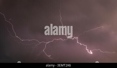 Blitz beleuchtet den Nachthimmel mächtiges Gewitter Stockfoto