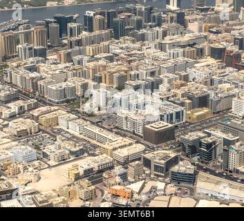 Der atemberaubende Blick aus der Luft auf Dubais dichtes Geschäftsviertel zeigt dicht gepackte moderne Handelstürme, Bürogebäude und städtische Infrastruktur. Stockfoto