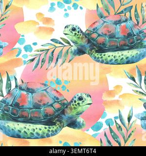 Nahtloses Aquarellmuster mit niedlicher Meeresschildkröte, umgeben von tropischen Palmenblättern und lebhaften Sommerformen. Künstlerisches handgezeichnetes Küstendesign für Stockfoto