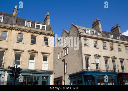 Typisch elegante georgianische Gebäude in Bath an der George Street/Bartlett Street/Princes Building, Reihenhäuser mit Geschäften darunter. Stockfoto