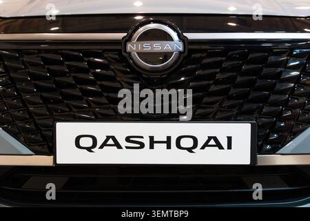 Nissan Qashqai e-Power Kühlergrill und Emblem Nahaufnahme auf der ECAR Show 2026 Stockfoto