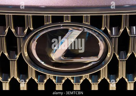 Lexus Elektroauto Chrom-Logo auf dem Kühlergrill in Nahaufnahme auf der ECAR Show Stockfoto
