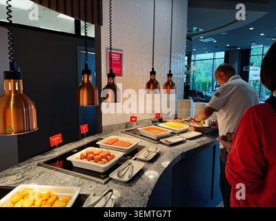 Krakau, Polen - 14. Mai 2026: Hotelfrühstück in Polen mit warmen Eiern, Würstchen und Speisen an der Theke. Stockfoto