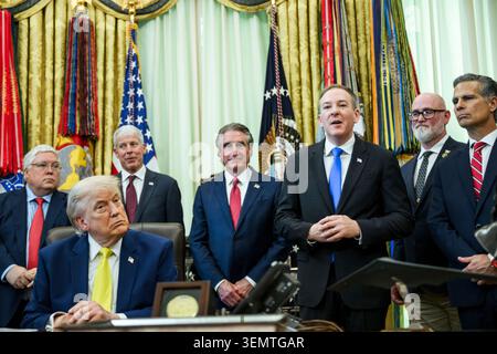 Präsident Donald J. Trump, zusammen mit Energieminister Chris Wright, Innenminister Doug Burgum, EPA-Administrator Lee Zeldin und anderen, gibt am Donnerstag, den 4. Juni 2026, im Oval Office eine Ankündigung über Kohle ab. (Offizielles Foto des Weißen Hauses von Molly Riley) Stockfoto