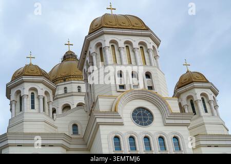 Blick aus der Nähe auf die obere Front der Nationalen Kathedrale in Bukarest, Rumänien Stockfoto